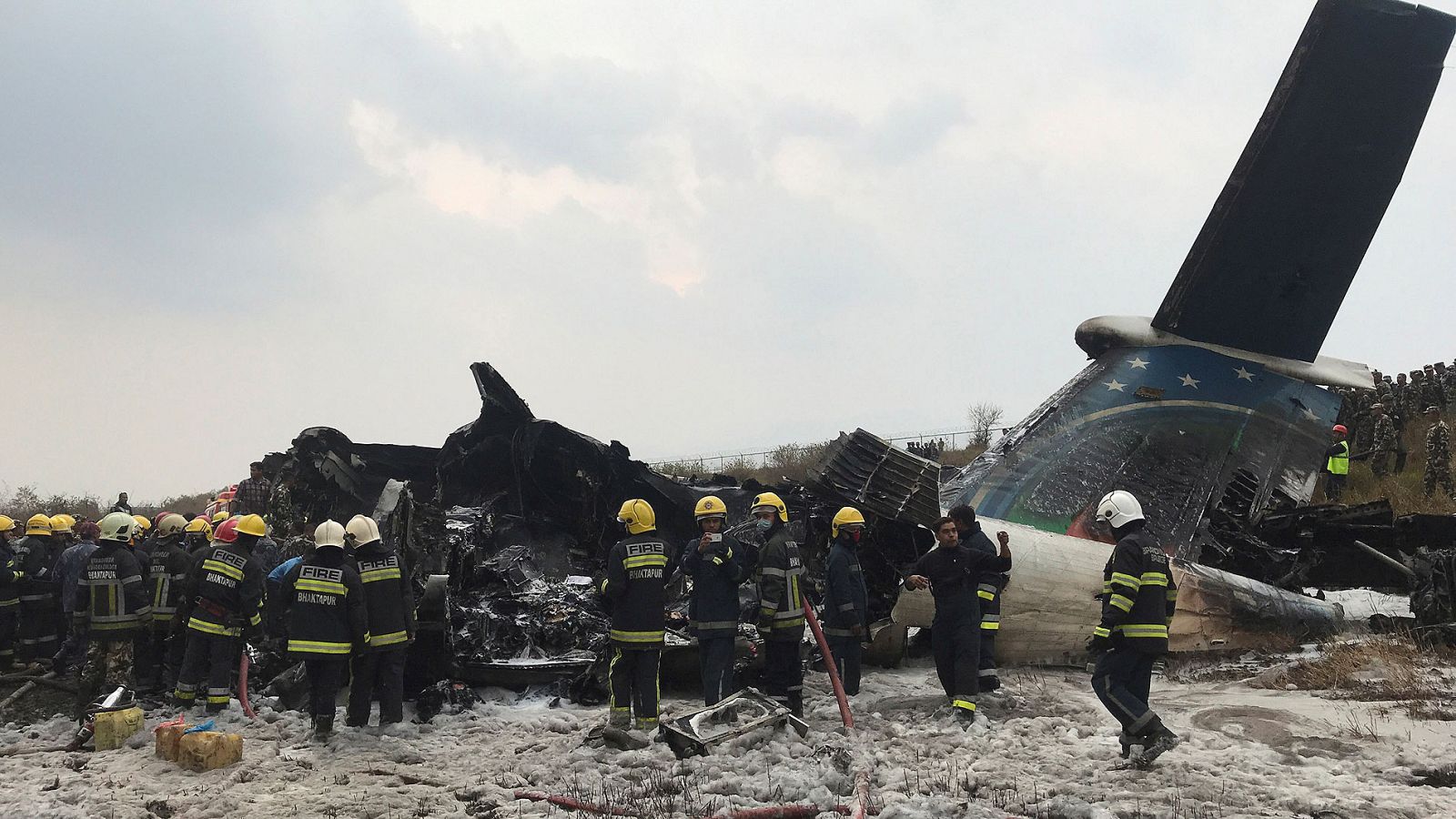 Nepal | Un avión con 71 personas a bordo se estrella en Katmandú