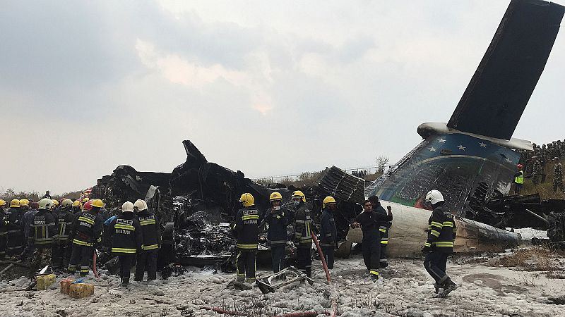 Un avión con 71 personas a bordo se estrella en Katmandú