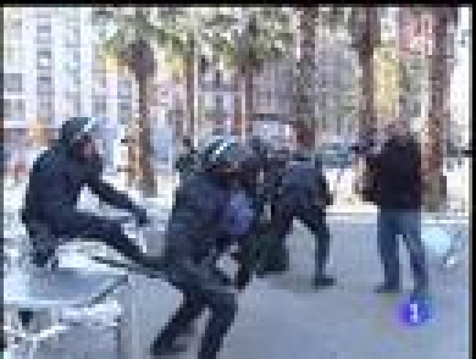 Después de que los Mossos d'Esquadra cargaran contra un grupo de estudiantes anti-Bolonia, que había sido desalojado del rectorado de la Universidad de Barcelona. Hay seis estudiantes detenidos y varios heridos,  entre ellos 5 mossos de esquadra.