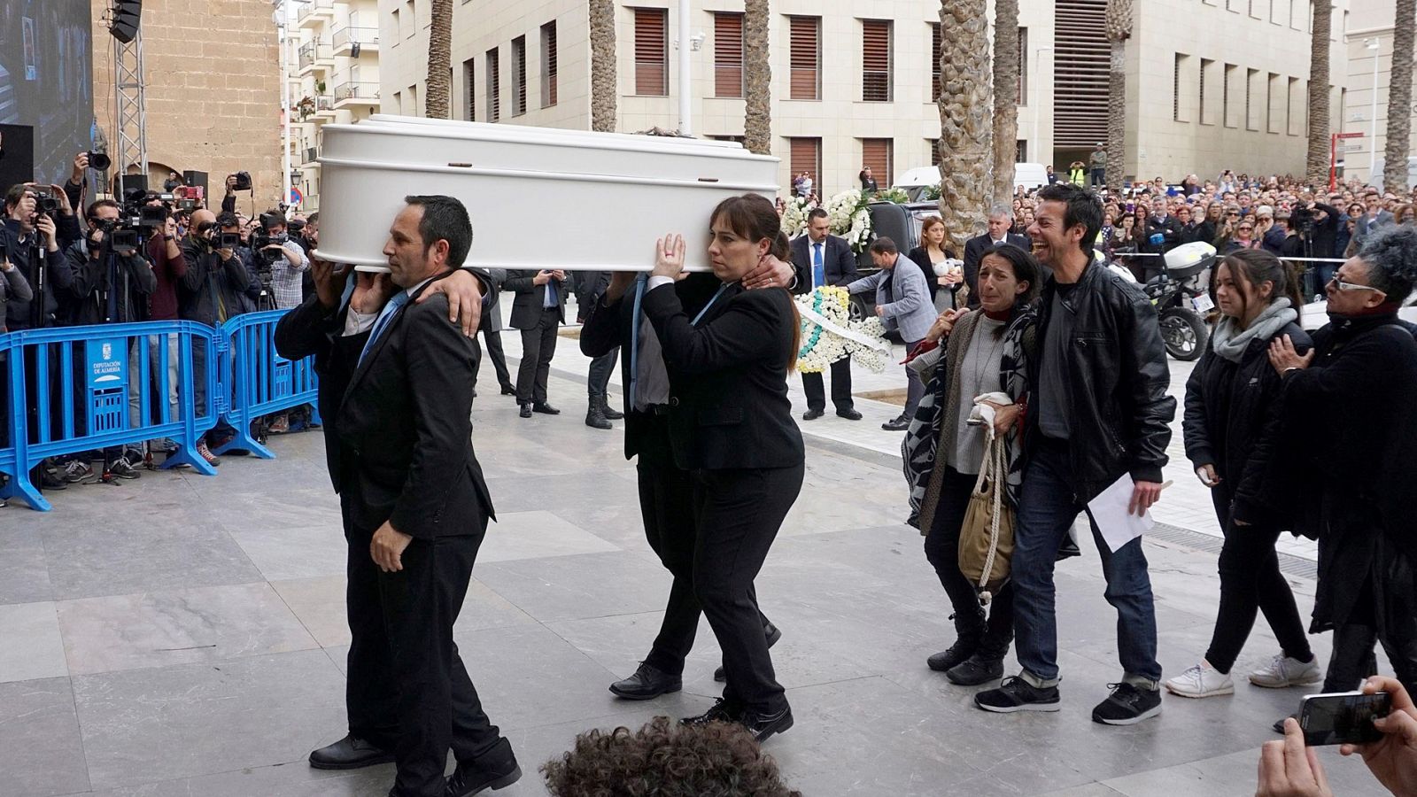 Cientos de personas despiden a Gabriel Cruz y arropan a sus padres en la catedral de Almería