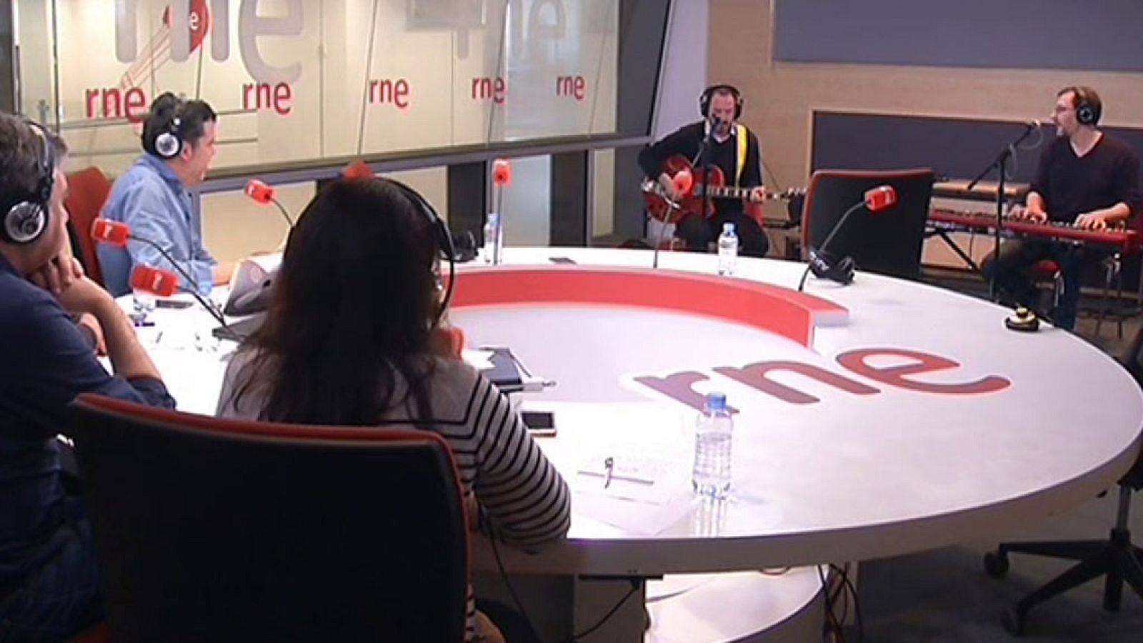 Las mañanas de RNE - "La cosa solo puede mejorar", de Álex O'Dogherty y La Bizarrería, en acústico - Ver ahora