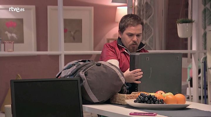 Servir y proteger - Fede se muda con Espe y Lola