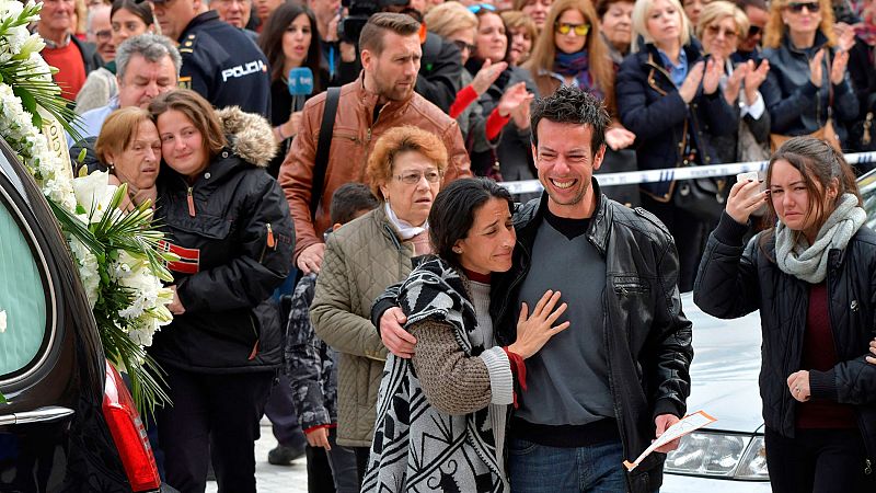 Unas 5.000 personas dan el último adiós a Gabriel Cruz en la Catedral de Almería