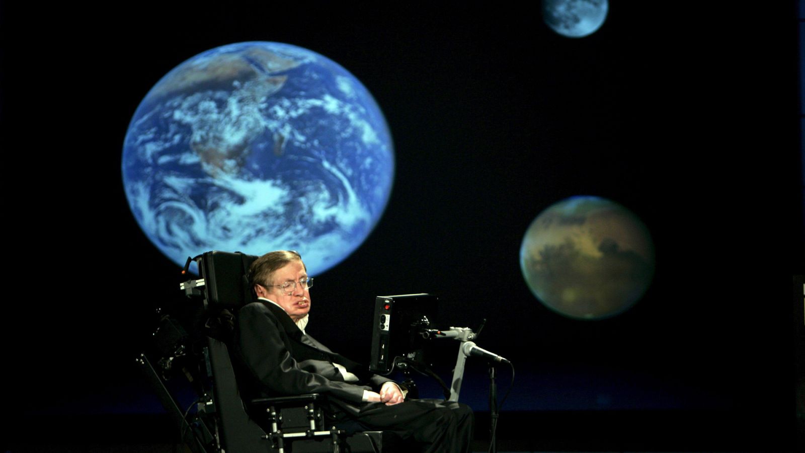 El fsico britnico Stephen Hawking, una de las ms brillantes mentes cientficas del mundo, ha muerto este mircoles a la edad de 76 aos, ha confirmado su familia. Hawking fue un fsico terico, astrofsico, cosmlogo y divulgador, que sufra una d