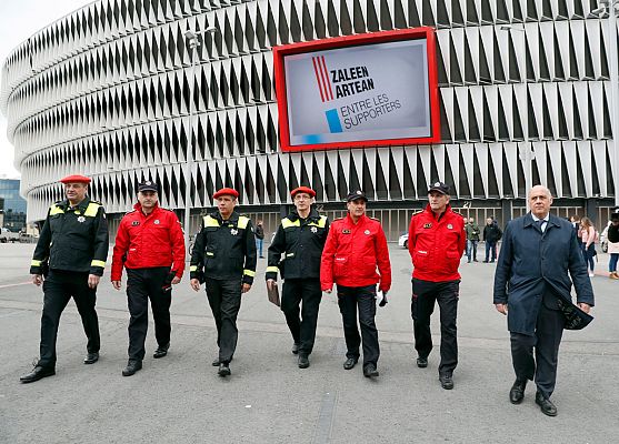 Telediario 1 - La Ertzaintza vallará este jueves la explanada de San Mamés