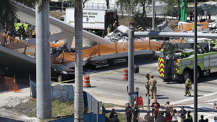 Un puente se desploma en Miami y atrapa a vehículos