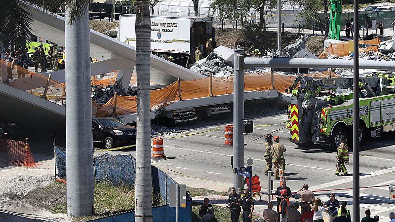 Un puente peatonal se desploma en Miami y atrapa a decenas de coches