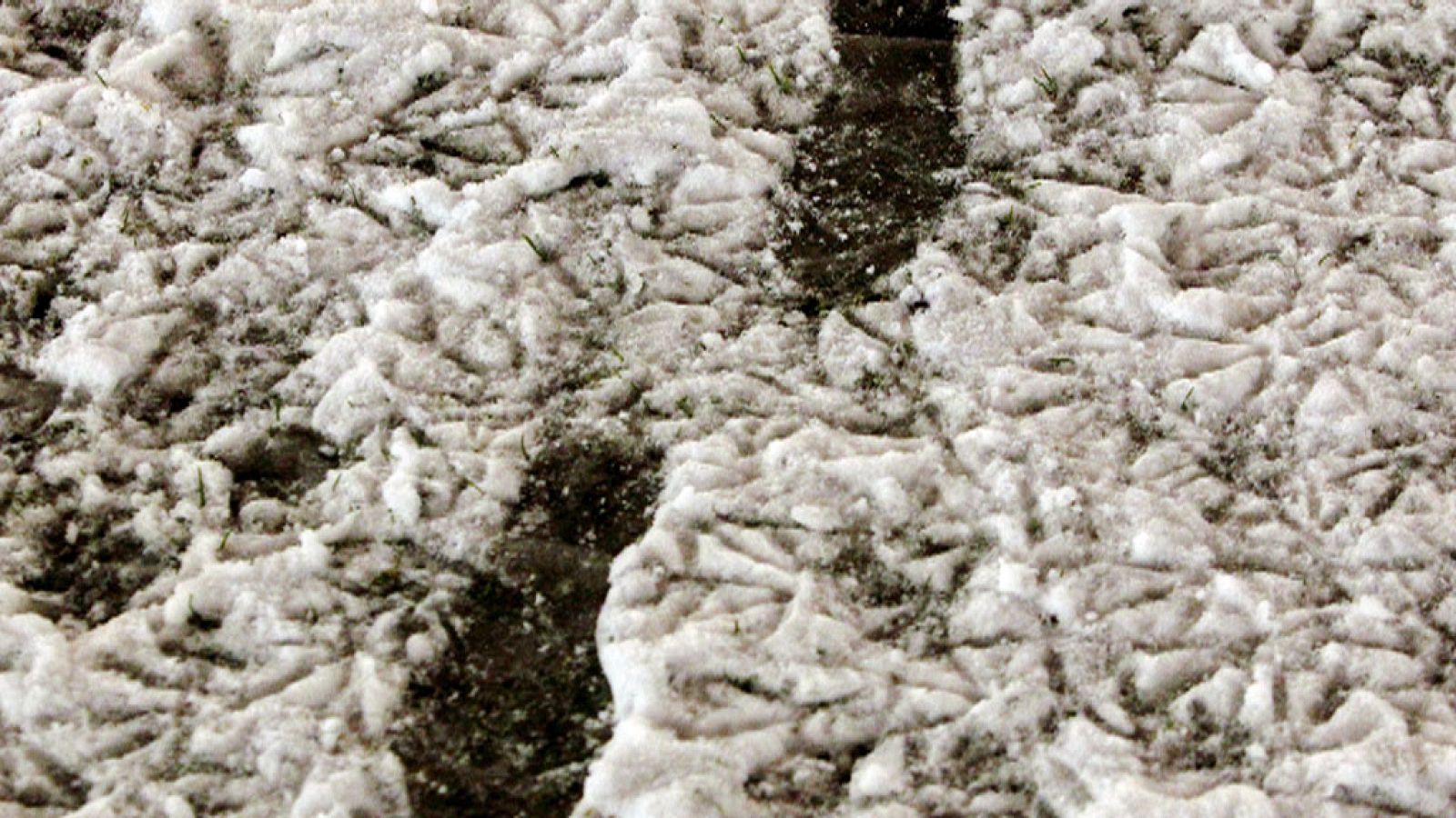 Nevadas en zonas altas del norte peninsular. Intervalos de viento fuerte en el litoral gallego y de Alborán