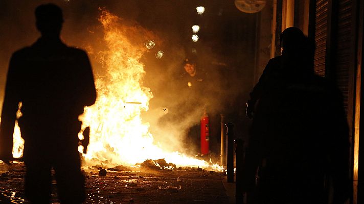 La noche en 24h - Mobiliario urbano destrozado y sucursales bancarias atacadas tras la muerte del mantero senegalés.