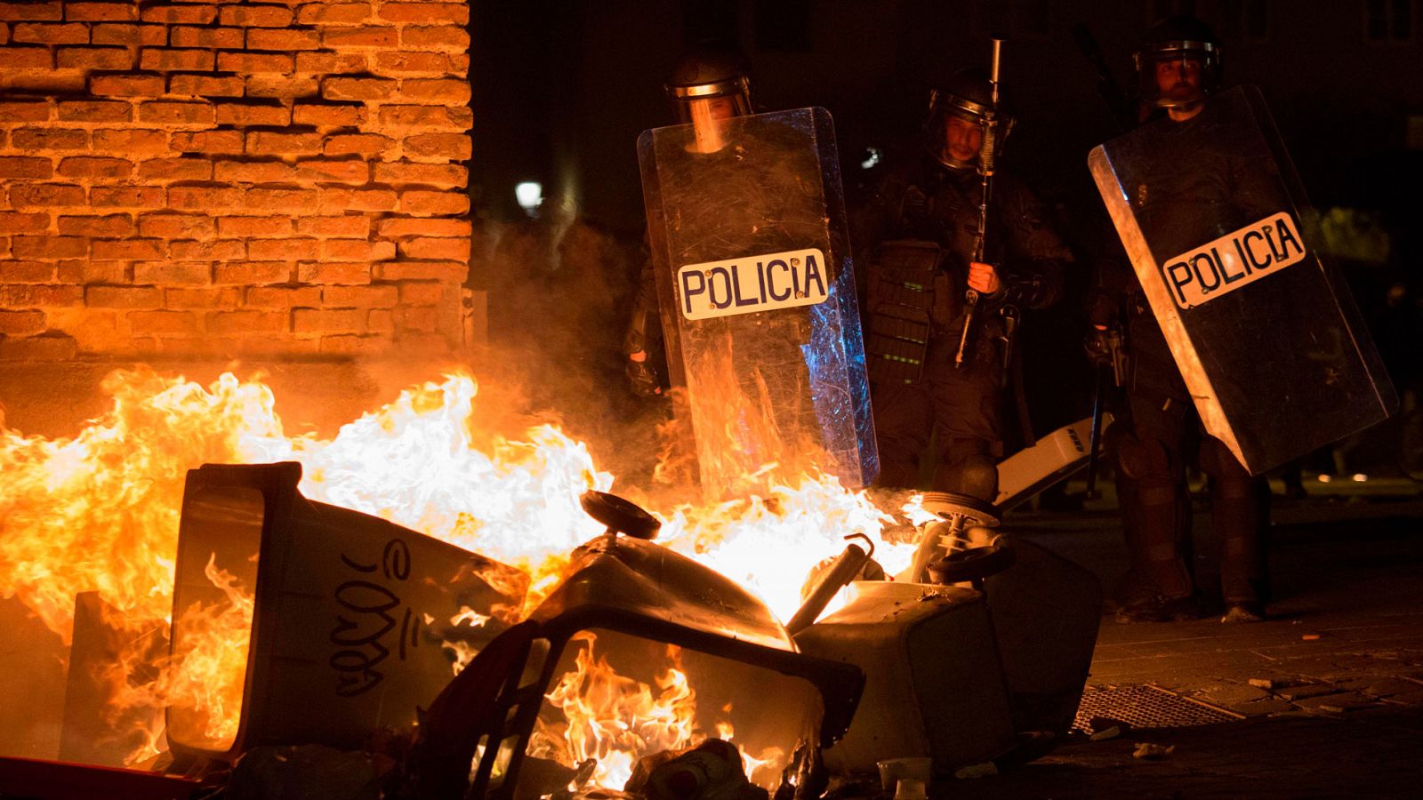 Sucesos | Disturbios y quema de contenedores en Lavapiés por la muerte de un vendedor ambulante durante una redada policial