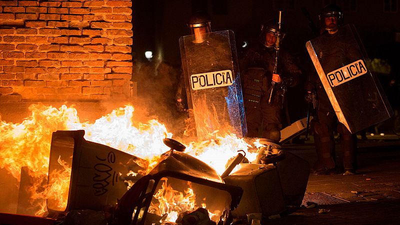 Disturbios y quema de contenedores en Lavapiés por la muerte de un vendedor ambulante durante una redada policial