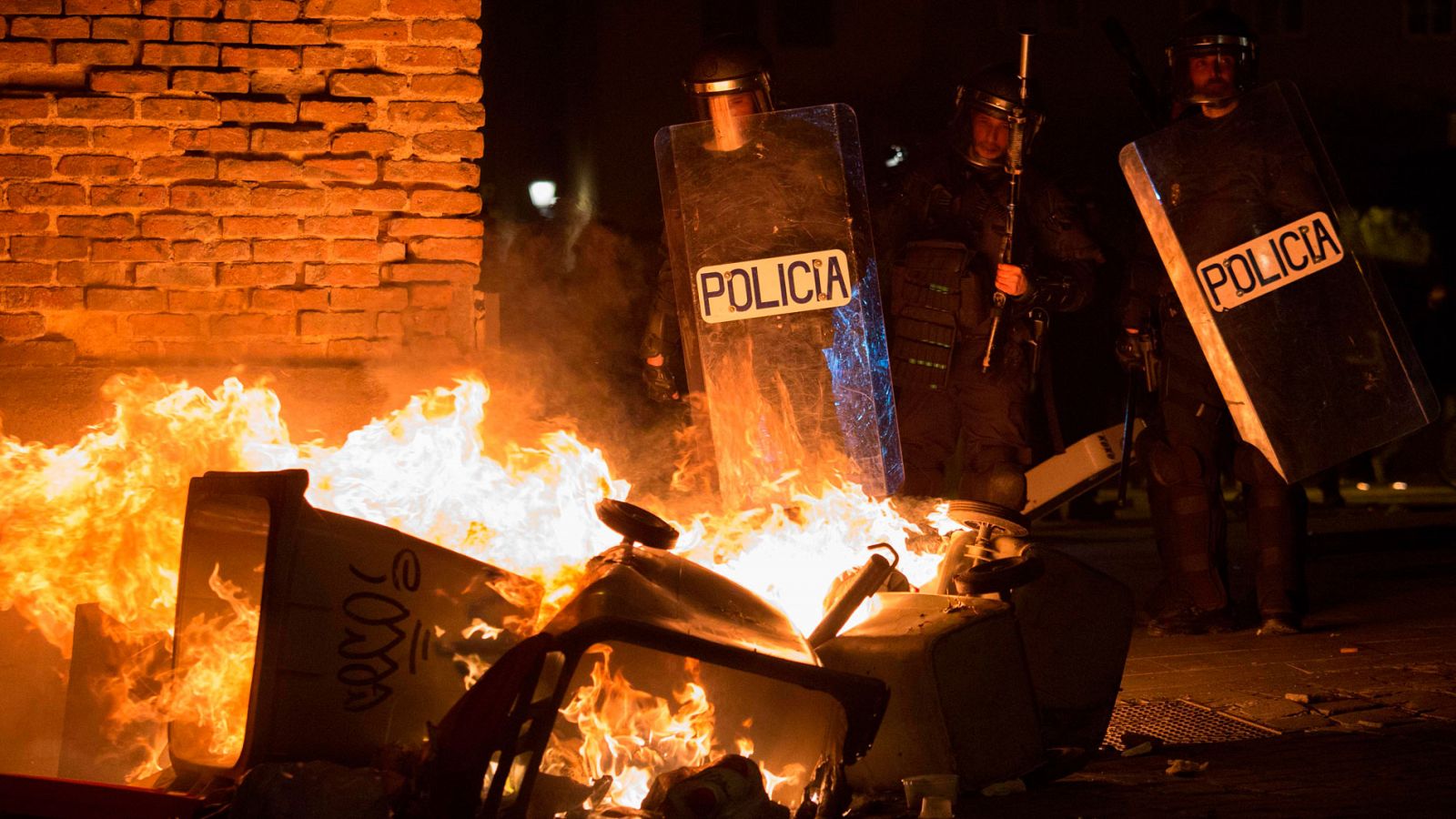 Telediario 1: Disturbios y quema de contenedores en Lavapiés por la muerte de un vendedor ambulante durante una redada policial | RTVE Play