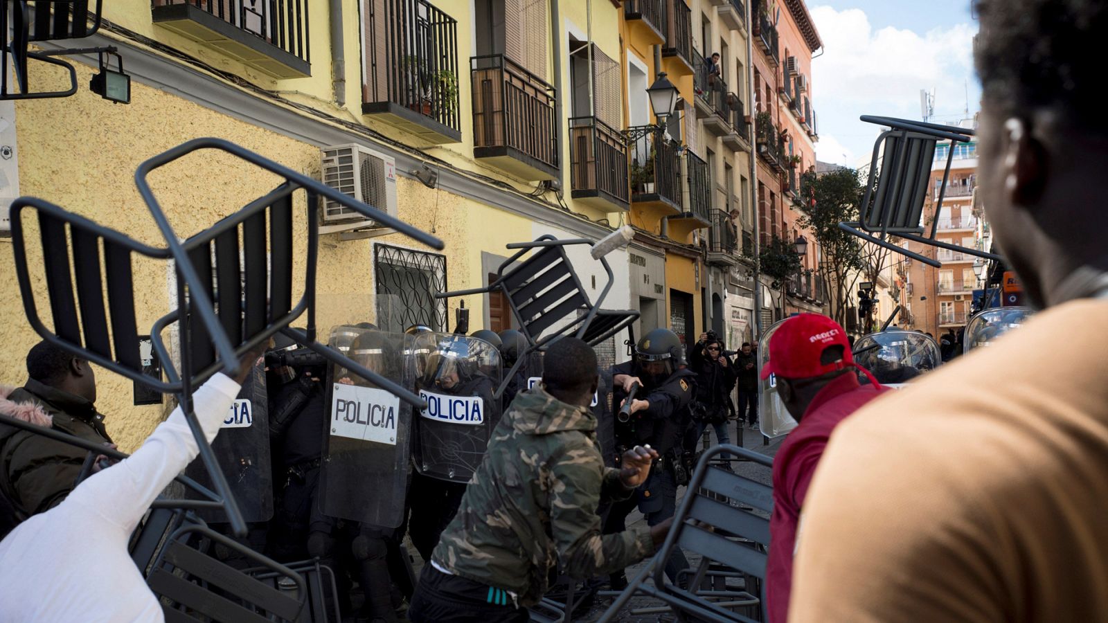 Nuevos enfrentamientos y altercados en la concentración de Lavapiés por el senegalés fallecido