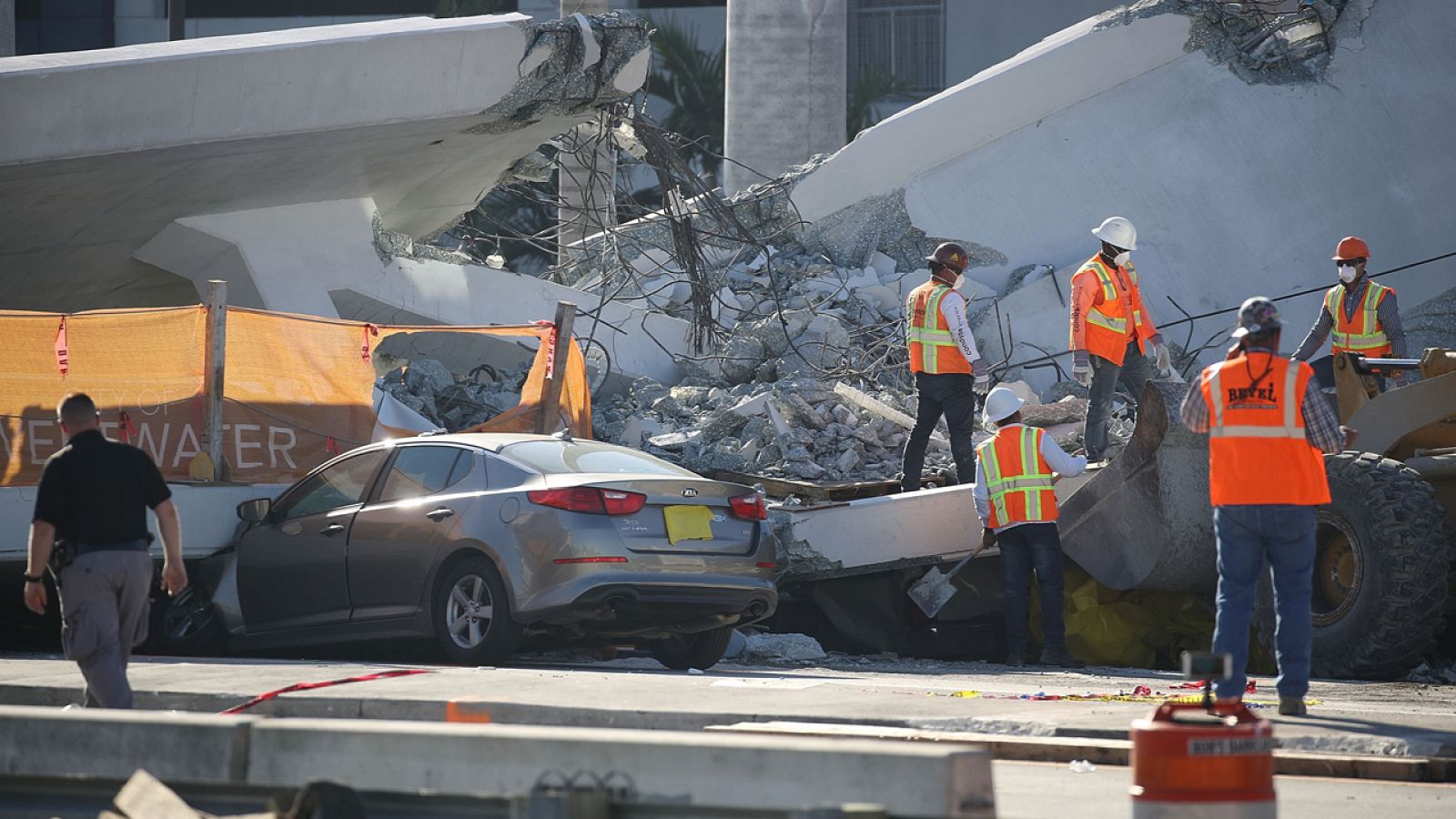 Telediario 1: El equipo de rescate trabaja bajo el puente de Miami, cuyo derrumbe ha dejado al menos seis muertos | RTVE Play