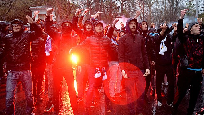Telediario 1 - Los ultras del Olympique de Marsella lograron introducir bengalas en el interior de San Mamés