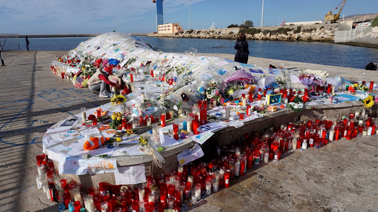 Telediario 1: Homenaje a Gabriel Cruz en la 'ballena del puerto' en Almería | RTVE Play
