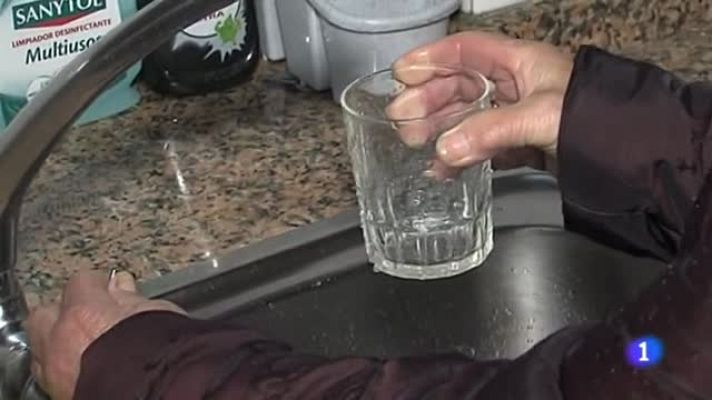 Telediario 1 - La consellería de sanidad de Galicia prohibe a los vecinos de Ribadavia beber agua del grifo
