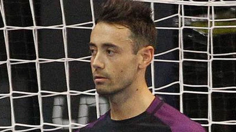 El portero del Bacelona Lassa felicitó a su colega del Ríos Renovables Zaragoza Adrián Pereira, tras su gran partido de cuartos de final de la Copa de España.