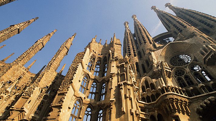 Varios jóvenes británicos escalan la fachada de la Sagrada Familia para colgar la 'hazaña' en internet