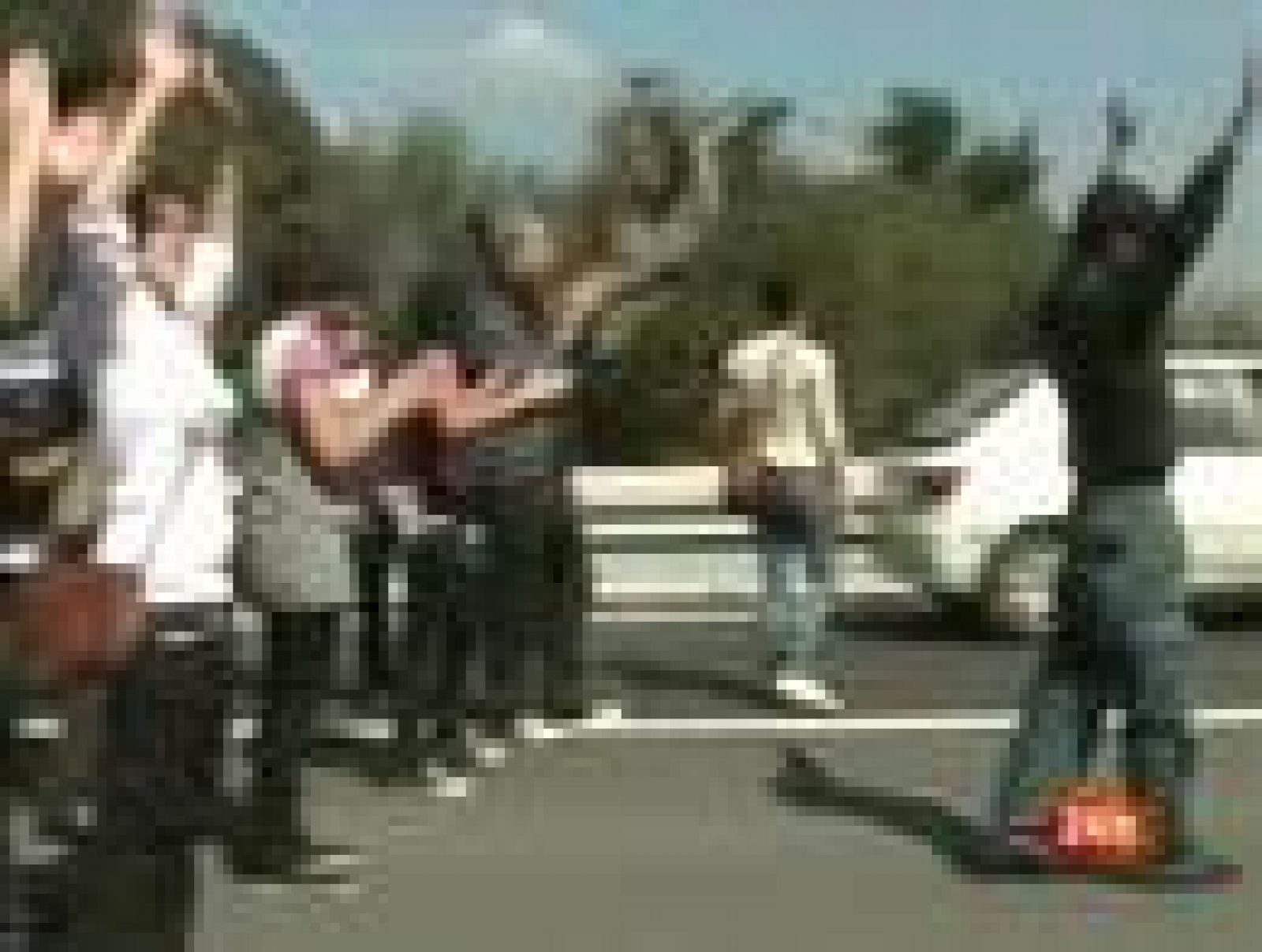 En Mallorca un centenar de estudiantes intenta cortar una carretera y se enfrenta a la policía | Ver