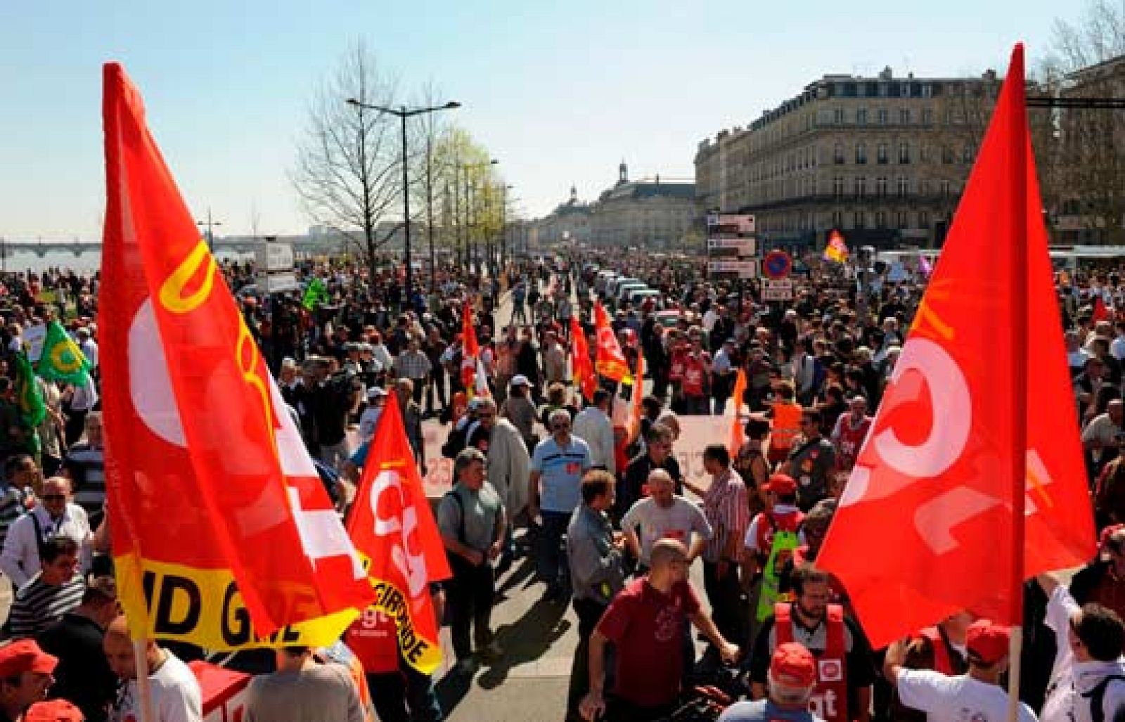 Cientos de miles de manifestantes se lanzan a las calles en Francia en una jornada de huelga general | Ver