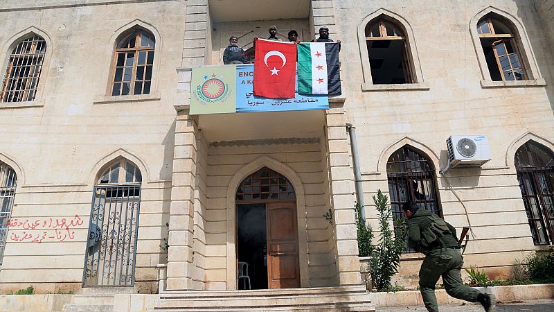 La bandera de Turquía ondea en Afrín, ciudad siria hasta ahora ocupada por los kurdos