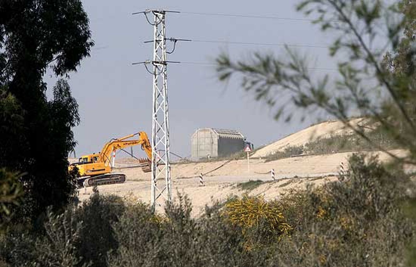 Este viernes se inicia la búsqueda del cuerpo de Marta del Castillo en el vertedero de Alcalá de Guadaira (Sevilla) tras la orden judicial dictada en este sentido después de que el principal imputado por este caso, Miguel C., dijera que había arrojado el cuerpo de la menor en un contenedor situado junto a su domicilio y no al Guadalquivir, como declaró en un principio (20/03/09).