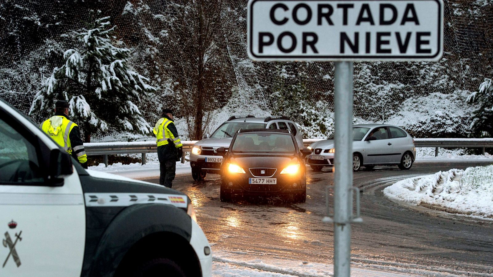 El temporal que azota la península mantiene este martes restricciones en cerca de 2.000 km de carreteras 