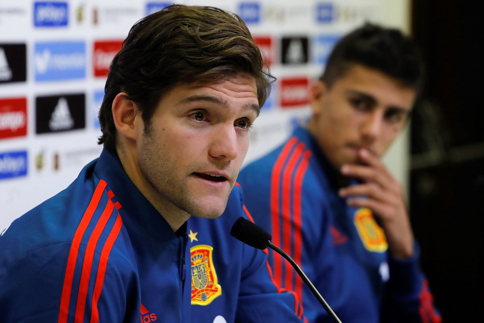 Los debutantes Marcos Alonso y Rodri Hernández han comparecido por primera vez en rueda de prensa como jugadores de la selección española de fútbol absoluta y ambos se han mostrado "muy contentos e ilusionados" por la llamada de Julen Lopetegui del p