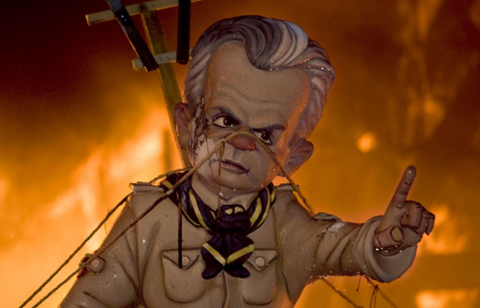 El ritual del fuego pone fin a las fallas de 2009 con cremà de 772 monumentos.