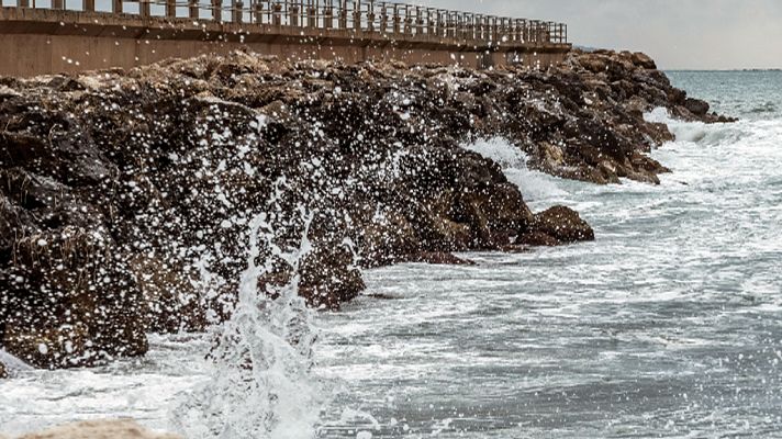 Viento fuerte con rachas muy fuertes en Pirineos, Ampurdán, Canarias y este de Baleares. Intervalos de viento fuerte en el bajo y medio Ebro y sistemas Central e Ibérico. Heladas fuertes en Pirineos