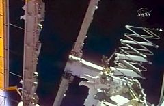 Primera caminata espacial para los astronautas del Discovery