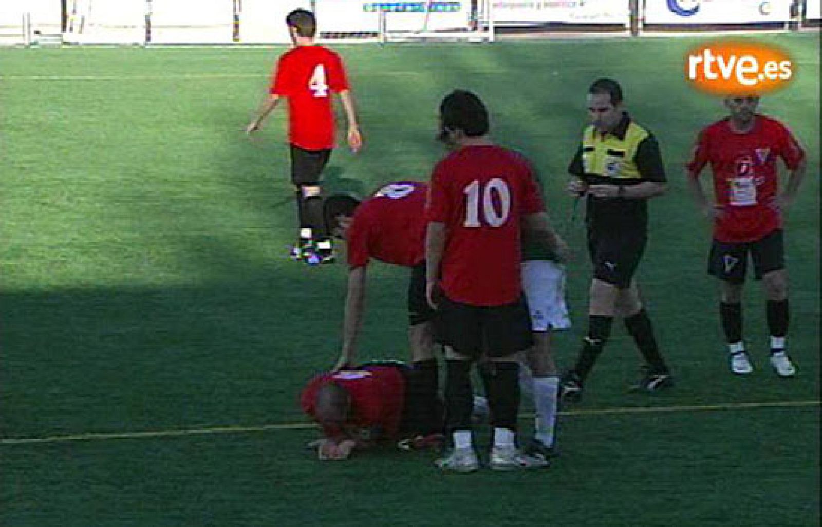 En el partido de Tercera División entre el Piedra Beuna y la Roda un jugador del equipo local propinó una patada en la cara a otro del equipo rival