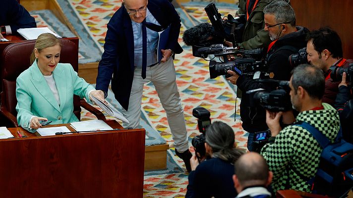 Telediario 1 - PSOE y Podemos no descartan una moción de censura contra Cifuentes por la polémica del máster