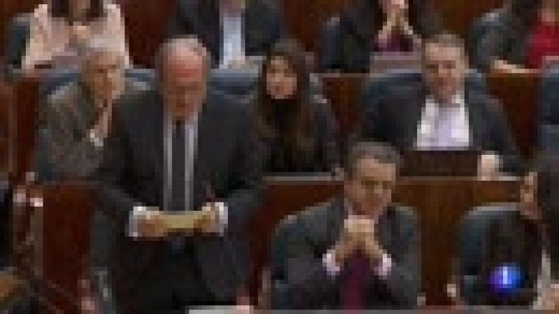PSOE y Podemos no descartan una moción de censura contra Cifuentes por la polémica del máster