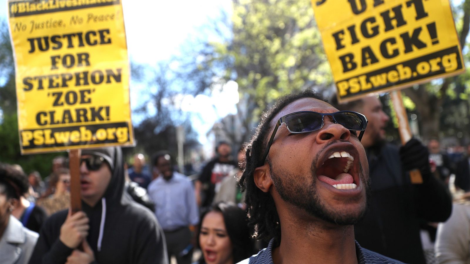 Un hombre de raza negra muere tiroteado en EE.UU. tras confundir la Policía su iPhone con una arma