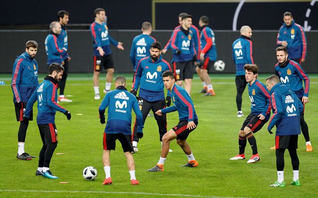 Telediario 1 - España y Alemania echan un pulso de 'gallos' antes del Mundial