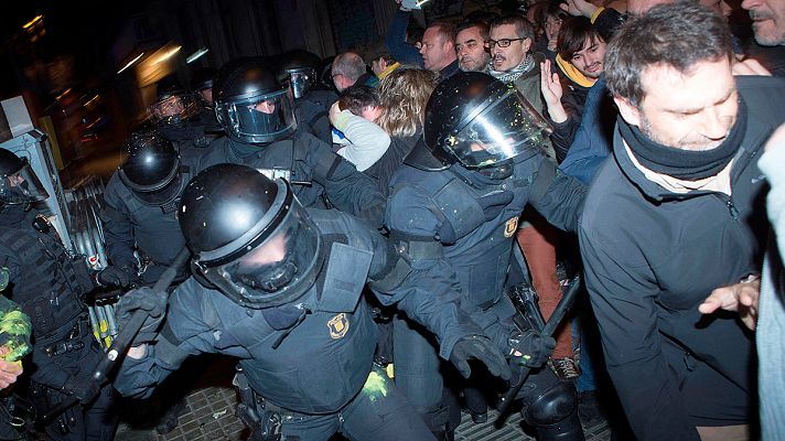 20H - Enfrentamientos en Barcelona entre manifestantes y antidisturbios por los encarcelamientos