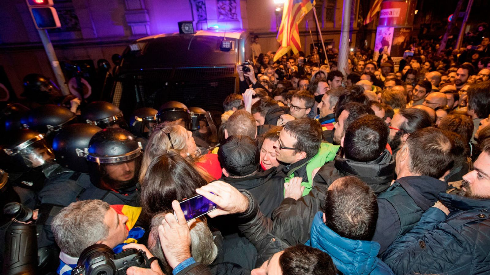 Los Mossos cargan contra los manifestantes que protestaban frente a la Delegación del Gobierno