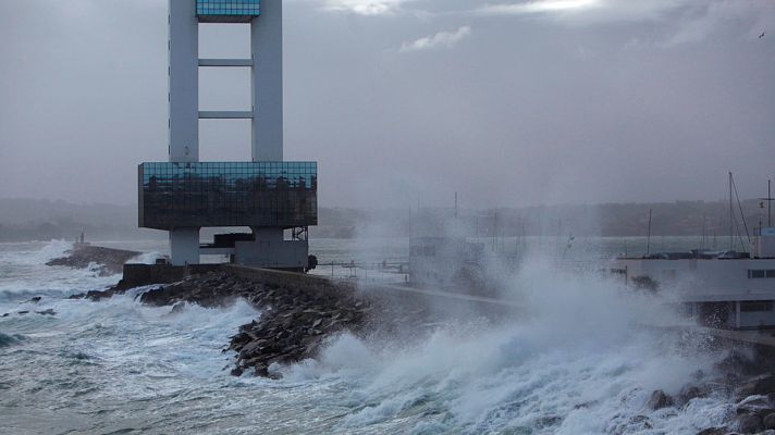 Telediario 1 - La borrasca 'Hugo' deja olas de hasta 14 metros y vientos de hasta 130 kilómetros por hora