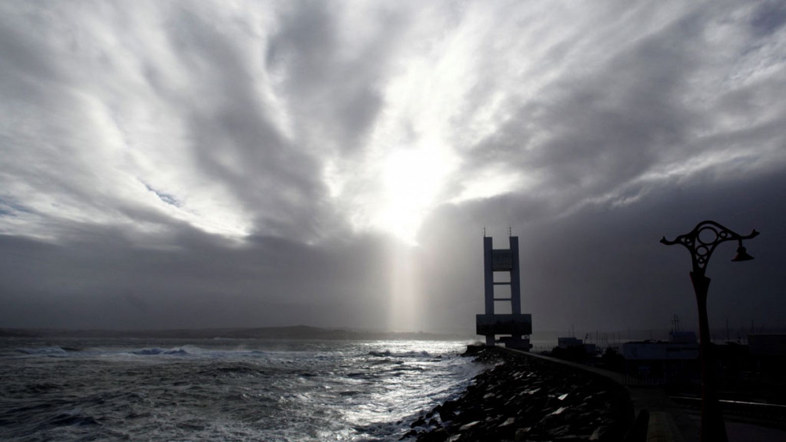 El tiempo: Intervalos de viento fuerte en Estrecho, Alborán, bajo Ebro, zonas montañosas del este y sureste y los archipiélagos | RTVE Play