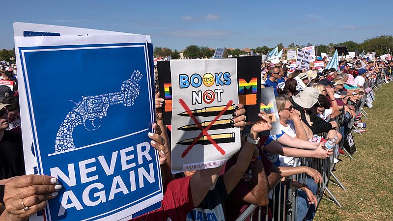Cientos de miles de personas salen a las calles de EE.UU. para reclamar un mayor control al acceso de armas