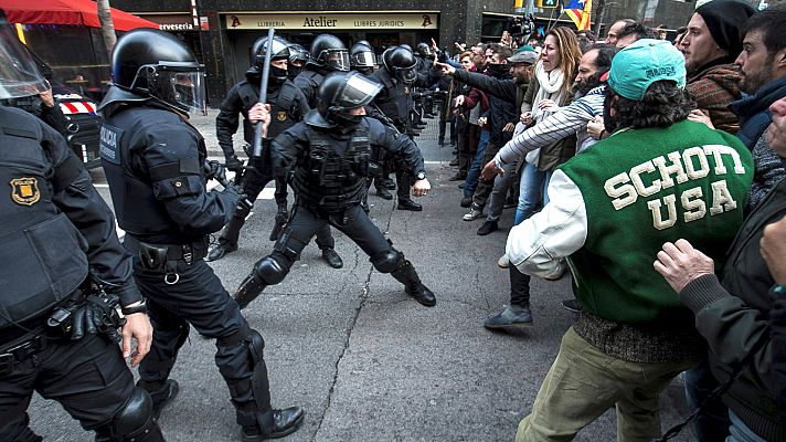 Altercados entre los manifestantes y los Mossos en la Delegación del Gobierno en Barcelona