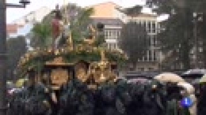 Telediario 1 - "La borriquita" y la cofradía de los estudiantes recorren las calles del centro de Madrid