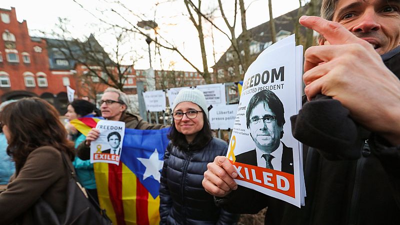 El juez mantiene en prisión provisional a Carles Puigdemont hasta que se resuelva sobre la extradición