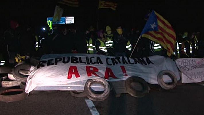 Los desayunos - Manifestantes independentistas cortan la autopista AP-7 en Figueres y la Diagonal en Barcelona