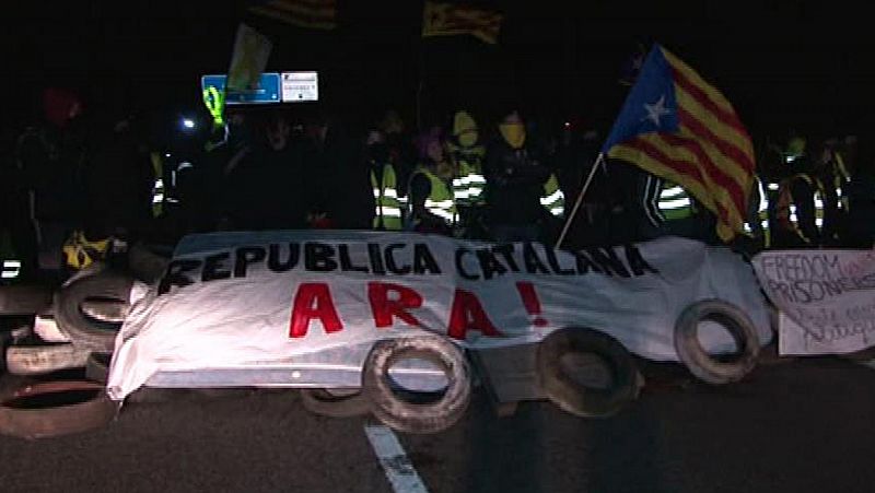 Cataluña: Manifestantes independentistas cortan la autopista AP-7 en Figueres y la Diagonal en Barcelona