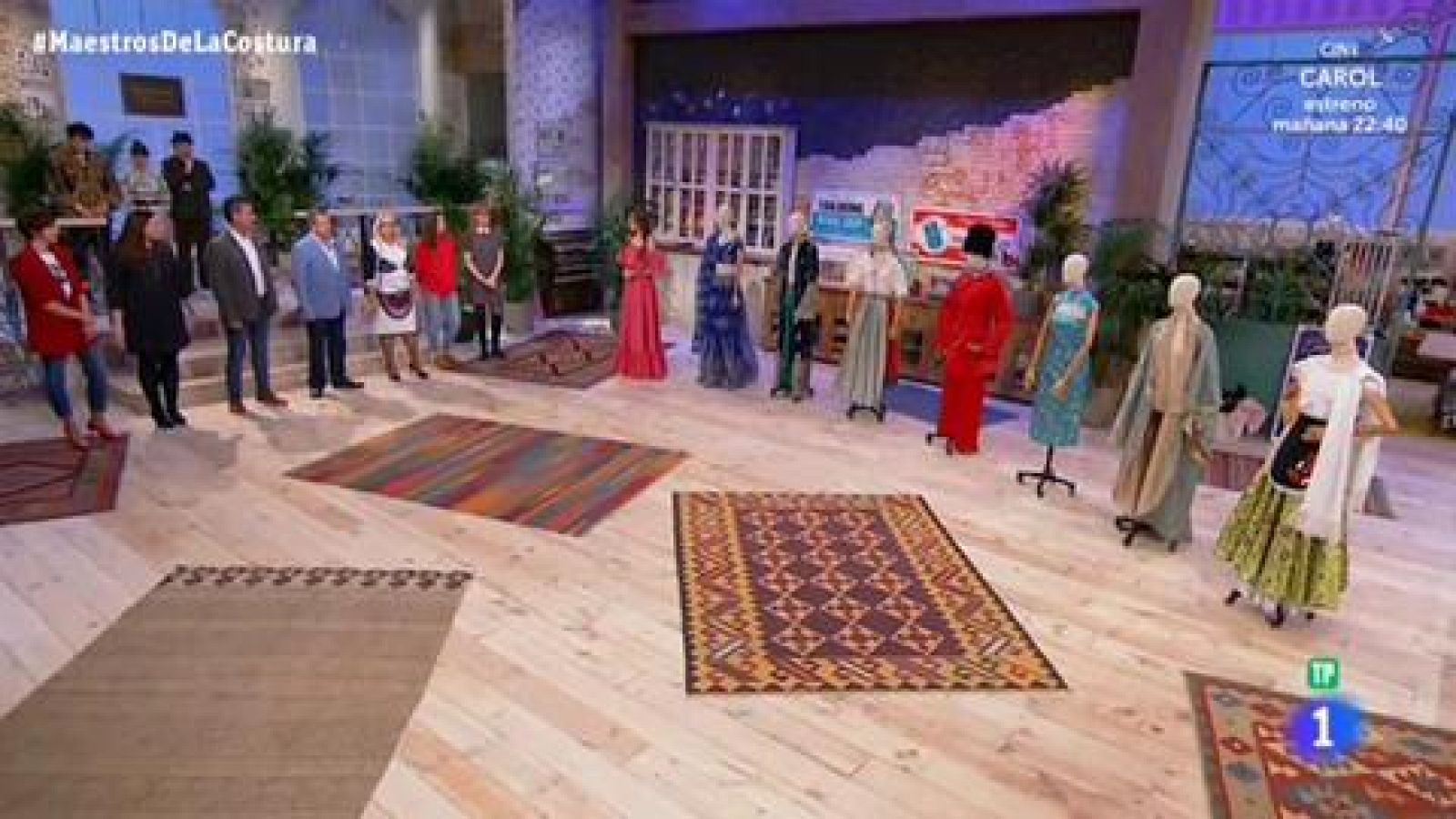 Los familiares intentan adivinar a quién corresponde cada traje internacional