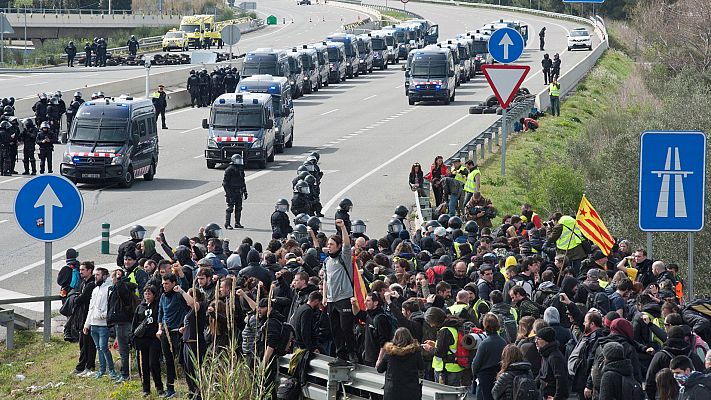 Independentistas cortan varias carreteras en Girona, Lleida y Tarragona