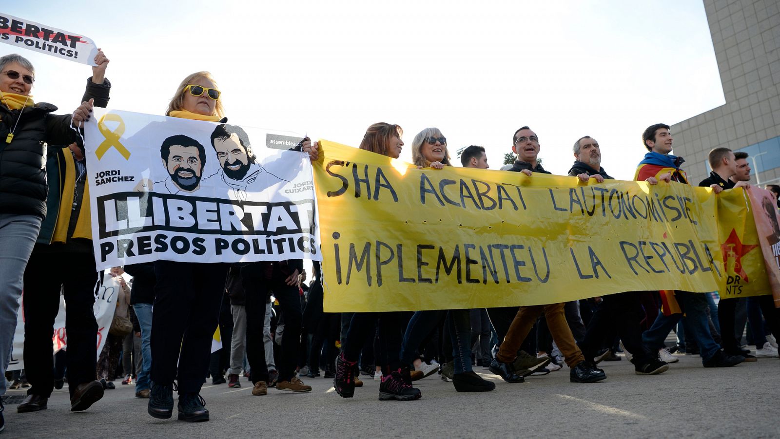 Informativo 24h: Independentistas se concentran en la estación de Sants tras haber cortado varias carreteras en Cataluña | RTVE Play